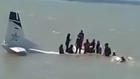 Kurz nach dem Start! Flieger stürzt ab – Passagiere treiben im Wasser