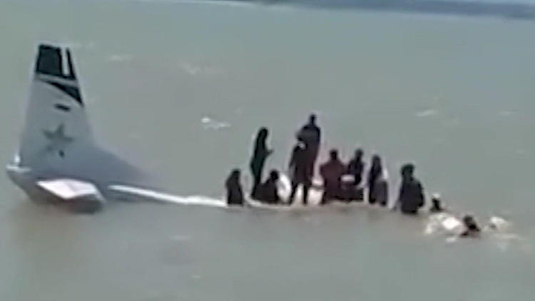 Kurz nach dem Start! Flieger stürzt ab – Passagiere treiben im Wasser