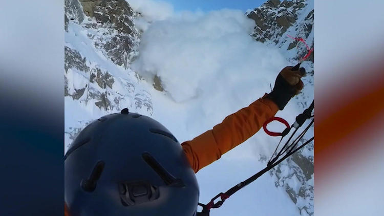 Weil er durch Neuschnee brettert! Extremsportler löst XXL-Lawine aus