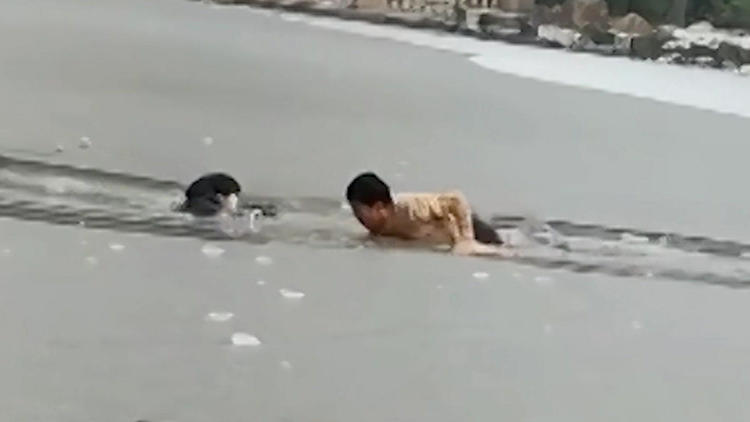 Drama auf dem Eis! Junge stürzt ein – dann kämpft sein Helfer ums Überleben