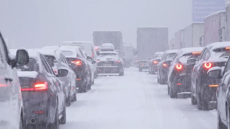Zu viel Schnee: Mega-Stau rund um Wiesbaden!