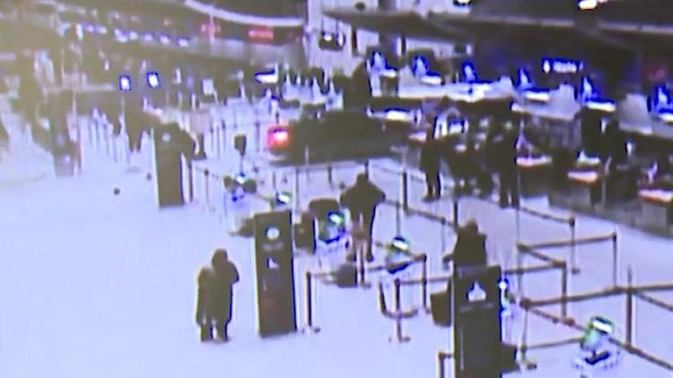 Auto kracht in Flughafen! Mann rast bis zum Check-In ‒ mehrere Verletzte