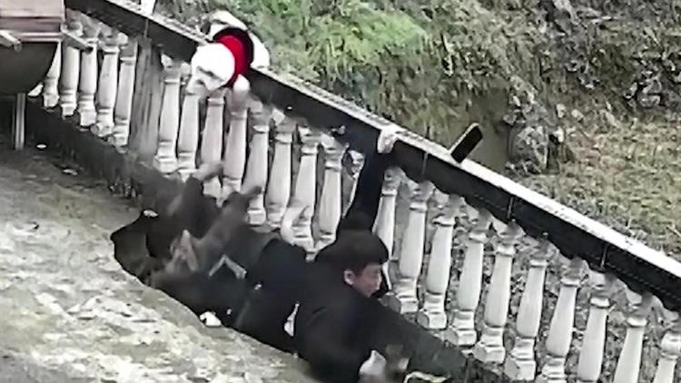 Balkon kracht plötzlich ein! Gruppe stürzt in die Tiefe