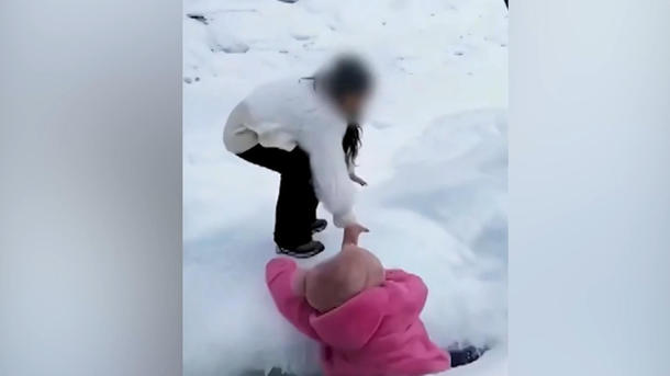 Wegen eines Fotos! Tochter fällt ins Eiswasser – Mutter springt hinterher