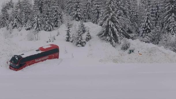 Lawine erfasst Reisebus! Schneemassen reißen Touristen von Straße