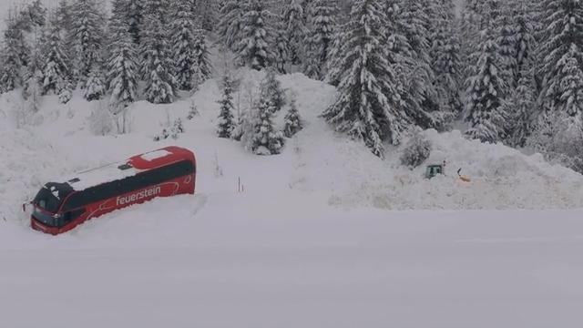 Lawine erfasst Reisebus! Schneemassen reißen Touristen von Straße