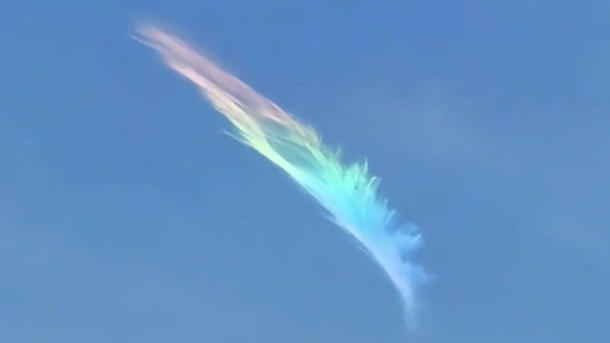 Extrem seltenes Wetterphänomen! Diese Wolke leuchtet wie ein Regenbogen