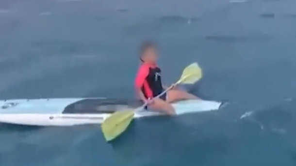 Vater lässt Tochter alleine im Meer zurück – dann reißt Strömung sie mit